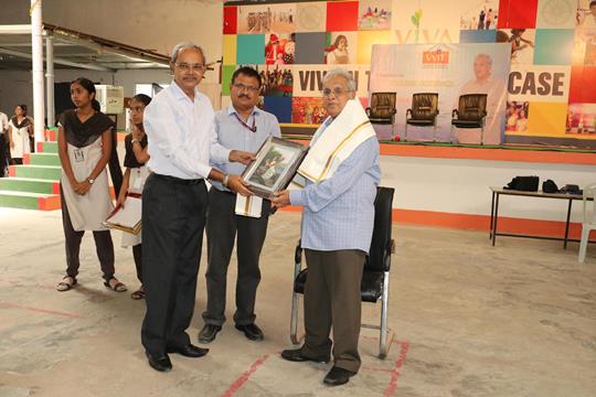 Vasireddy Vidyasagar felicitating Chakrapani