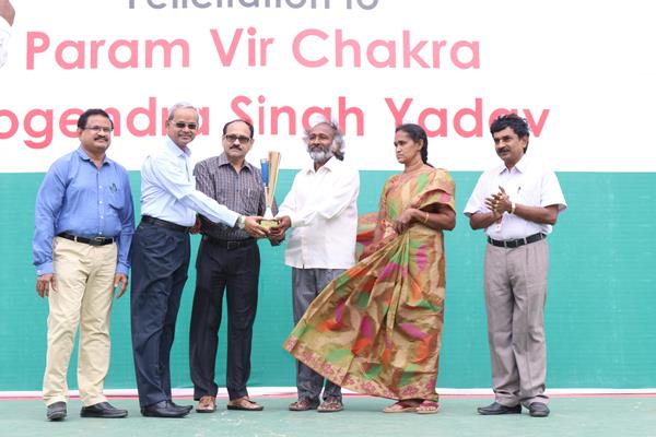 Vasireddy Vidyasagar presenting awards